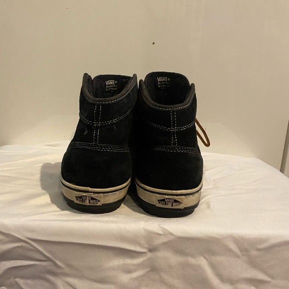 Black winter Vans with a bit of lining in the top. - Picture 2 of 3